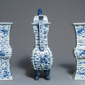 A Chinese blue and white 'Buddhist lions' altar set with incense burner, 19th C. — photo 5