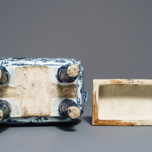 A Chinese blue and white 'Buddhist lions' altar set with incense burner, 19th C. — photo 6