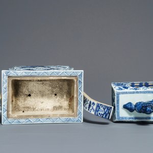 A Chinese blue and white 'Buddhist lions' altar set with incense burner, 19th C. — photo 7