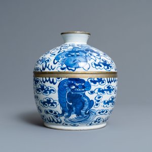 A Chinese blue and white 'Buddhist lions' bowl and cover, 19th C. — 照片 2