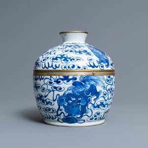 A Chinese blue and white 'Buddhist lions' bowl and cover, 19th C. — 照片 4