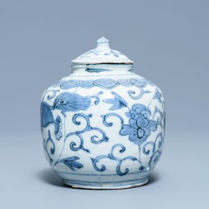 A Chinese blue and white 'Buddhist lions' vase and cover, Ming — 照片 2