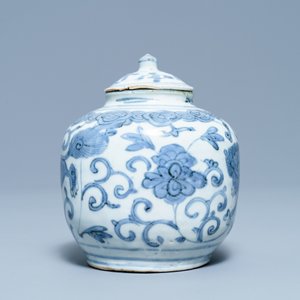 A Chinese blue and white 'Buddhist lions' vase and cover, Ming — 照片 4