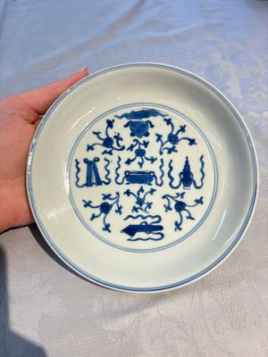 A Chinese blue and white 'Buddhist Symbols' plate, Chenghua mark, Kangxi — foto 1