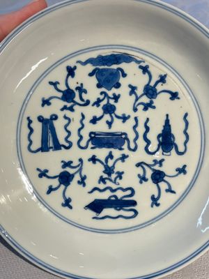 A Chinese blue and white 'Buddhist Symbols' plate, Chenghua mark, Kangxi — foto 2