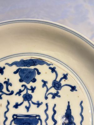 A Chinese blue and white 'Buddhist Symbols' plate, Chenghua mark, Kangxi — foto 3