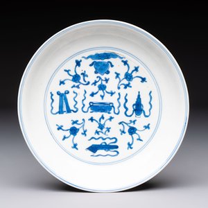 A Chinese blue and white 'Buddhist Symbols' plate, Chenghua mark, Kangxi — foto 1