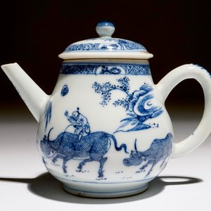 A Chinese blue and white "buffalo riding" teapot, Yongzheng — 照片 2