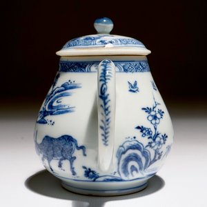 A Chinese blue and white "buffalo riding" teapot, Yongzheng — 照片 5