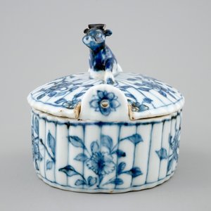 A Chinese blue and white butter tub after a Dutch Delft example, Qianlong, 18th C. — photo 3