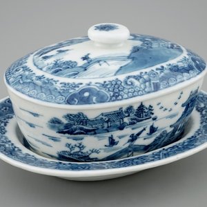 A Chinese blue and white butter tub on stand, Qianlong, 18th C. — photo 1