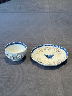 A Chinese blue and white 'butterfly' cup and saucer with applied floral design, Qianlong — foto 1