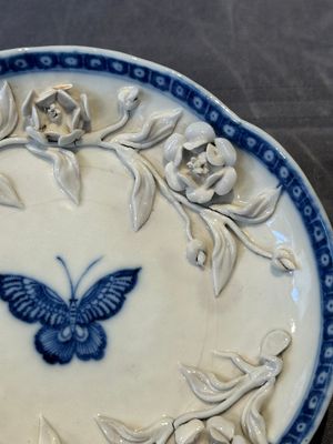 A Chinese blue and white 'butterfly' cup and saucer with applied floral design, Qianlong — foto 11