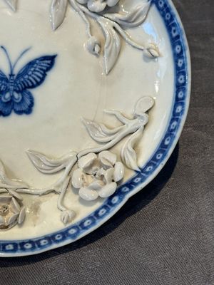 A Chinese blue and white 'butterfly' cup and saucer with applied floral design, Qianlong — foto 12