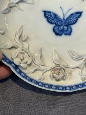 A Chinese blue and white 'butterfly' cup and saucer with applied floral design, Qianlong — foto 13