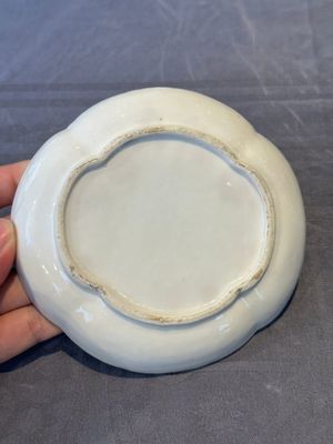 A Chinese blue and white 'butterfly' cup and saucer with applied floral design, Qianlong — foto 14