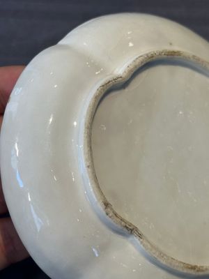 A Chinese blue and white 'butterfly' cup and saucer with applied floral design, Qianlong — foto 15