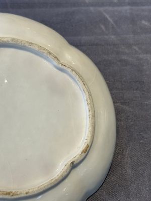 A Chinese blue and white 'butterfly' cup and saucer with applied floral design, Qianlong — foto 16