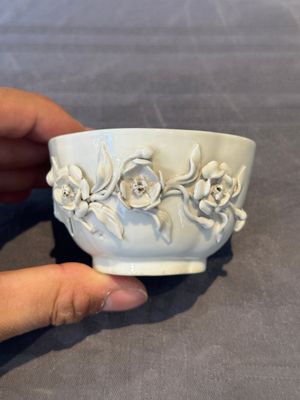 A Chinese blue and white 'butterfly' cup and saucer with applied floral design, Qianlong — foto 2
