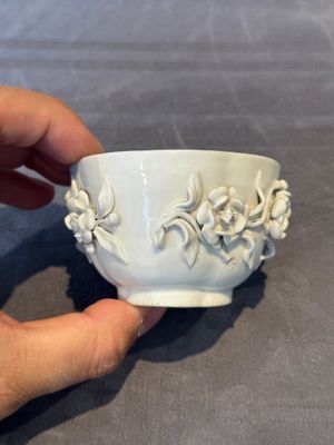 A Chinese blue and white 'butterfly' cup and saucer with applied floral design, Qianlong — foto 3