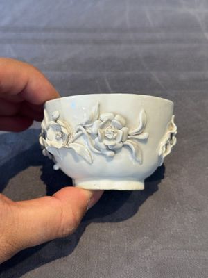 A Chinese blue and white 'butterfly' cup and saucer with applied floral design, Qianlong — foto 4