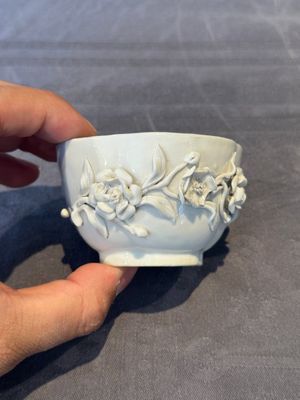 A Chinese blue and white 'butterfly' cup and saucer with applied floral design, Qianlong — foto 5