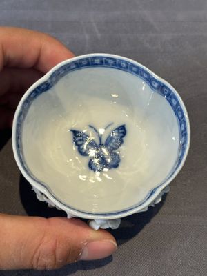 A Chinese blue and white 'butterfly' cup and saucer with applied floral design, Qianlong — foto 6