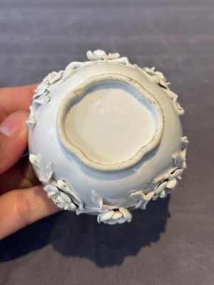 A Chinese blue and white 'butterfly' cup and saucer with applied floral design, Qianlong — foto 7