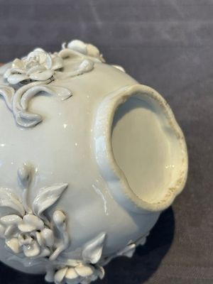 A Chinese blue and white 'butterfly' cup and saucer with applied floral design, Qianlong — foto 8