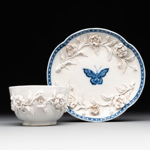 A Chinese blue and white 'butterfly' cup and saucer with applied floral design, Qianlong — foto 1