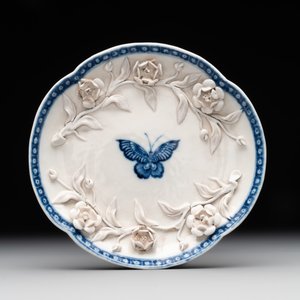 A Chinese blue and white 'butterfly' cup and saucer with applied floral design, Qianlong — foto 2
