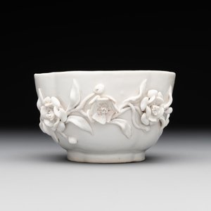 A Chinese blue and white 'butterfly' cup and saucer with applied floral design, Qianlong — foto 4