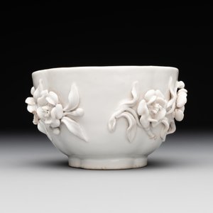 A Chinese blue and white 'butterfly' cup and saucer with applied floral design, Qianlong — foto 5