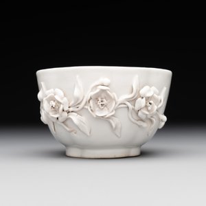 A Chinese blue and white 'butterfly' cup and saucer with applied floral design, Qianlong — foto 6