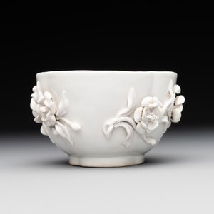 A Chinese blue and white 'butterfly' cup and saucer with applied floral design, Qianlong — foto 7