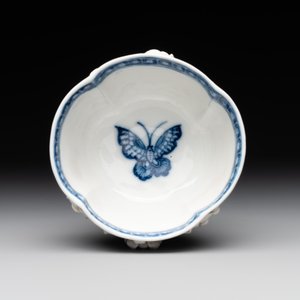 A Chinese blue and white 'butterfly' cup and saucer with applied floral design, Qianlong — foto 8