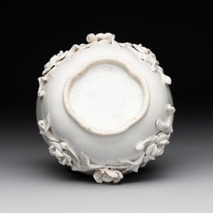 A Chinese blue and white 'butterfly' cup and saucer with applied floral design, Qianlong — foto 9