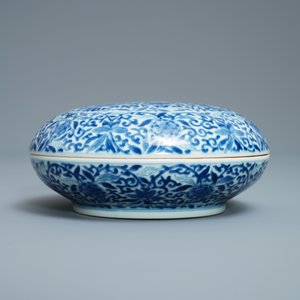 A Chinese blue and white 'butterfly' seal paste box and cover, Kangxi mark, 19th C. — photo 4