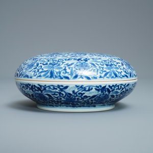 A Chinese blue and white 'butterfly' seal paste box and cover, Kangxi mark, 19th C. — photo 6