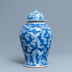 A Chinese blue and white 'butterfly' vase and cover, 19th C. — photo 1