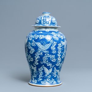 A Chinese blue and white 'butterfly' vase and cover, 19th C. — photo 3
