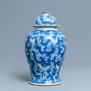 A Chinese blue and white 'butterfly' vase and cover, 19th C. — photo 4
