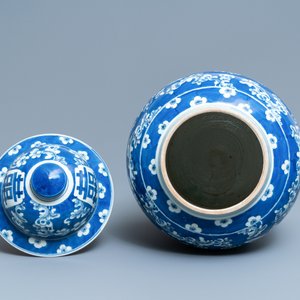 A Chinese blue and white 'butterfly' vase and cover, 19th C. — photo 5