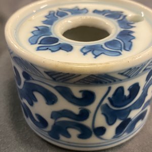 A Chinese blue and white butterfly wall pocket vase and an inkwell, Kangxi/Qianlong — 照片 15
