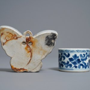 A Chinese blue and white butterfly wall pocket vase and an inkwell, Kangxi/Qianlong — 照片 4