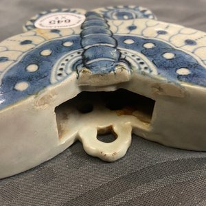 A Chinese blue and white butterfly wall pocket vase and an inkwell, Kangxi/Qianlong — 照片 8
