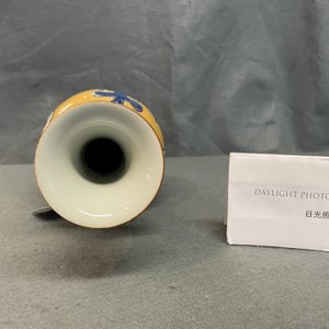 A Chinese blue and white café-au-lait-ground vase, Jiajing mark, Kangxi — 照片 20