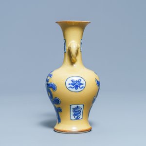 A Chinese blue and white café-au-lait-ground vase, Jiajing mark, Kangxi — 照片 2