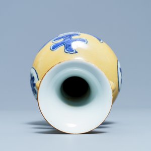 A Chinese blue and white café-au-lait-ground vase, Jiajing mark, Kangxi — 照片 5