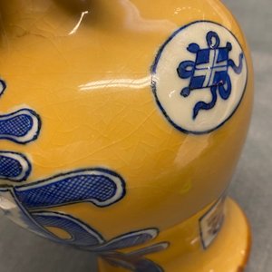 A Chinese blue and white café-au-lait-ground vase, Jiajing mark, Kangxi — 照片 10